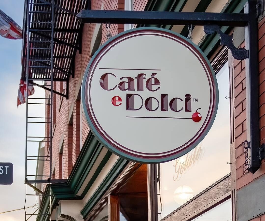 The sign out front of Cafe e Dolci