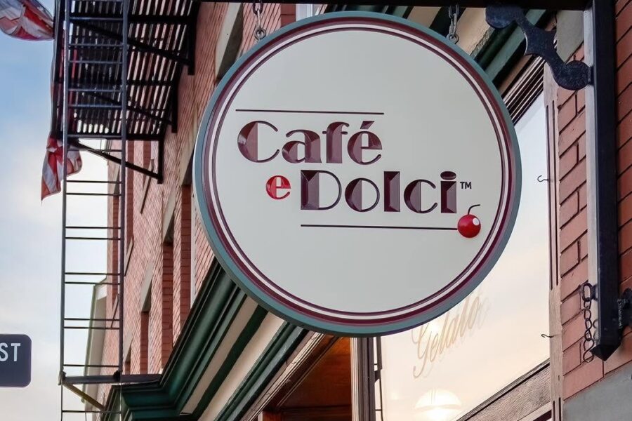 The sign out front of Cafe e Dolci